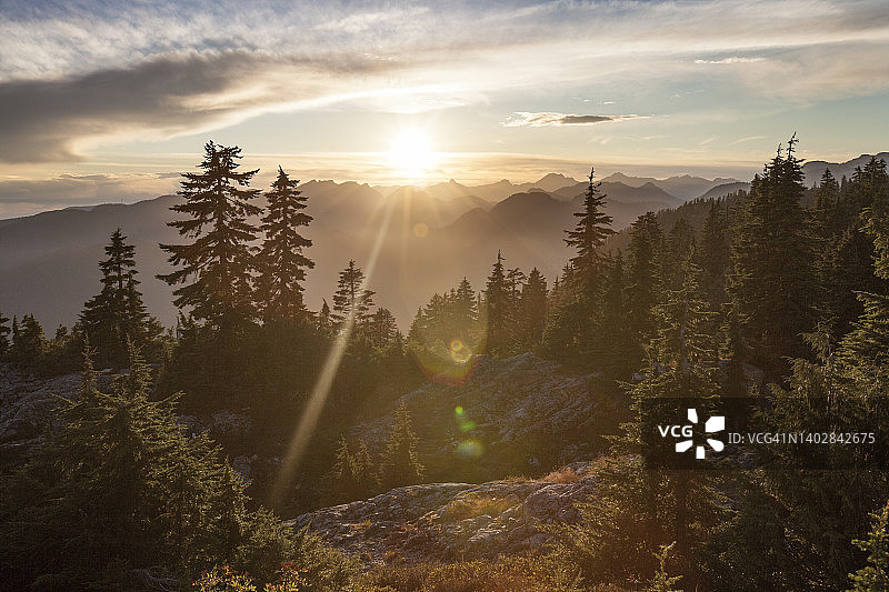 温哥华附近海岸山脉的日落图片素材