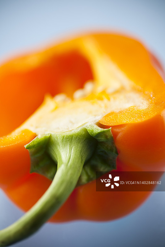 纯色背景下的橙色辣椒特写图片素材