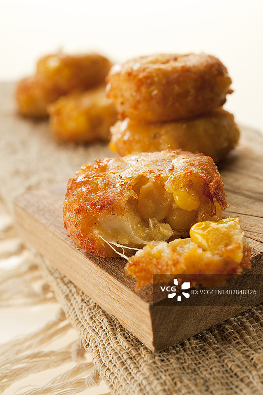 炸甜玉米馅饼特写图片素材