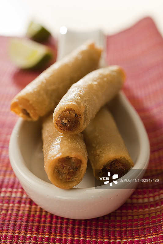 炸玉米卷特写图片素材