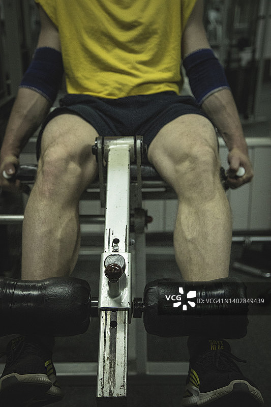 中年男子做腿部伸展运动图片素材