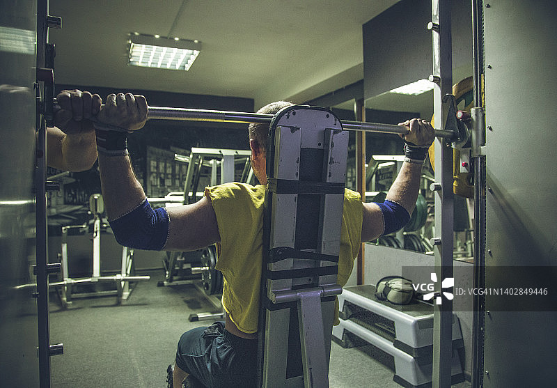 成年男人锻炼肩膀图片素材
