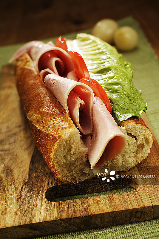 特写镜头：夹着火腿和沙拉的潜艇堡图片素材
