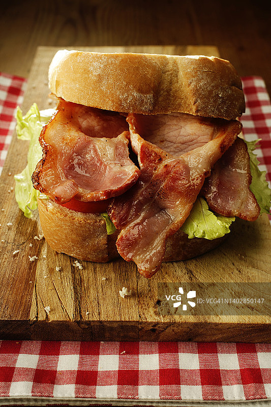 特写：木制砧板上的自制培根三明治图片素材
