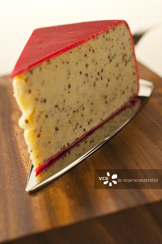 用蜡包裹的芥末切达奶酪特写图片素材