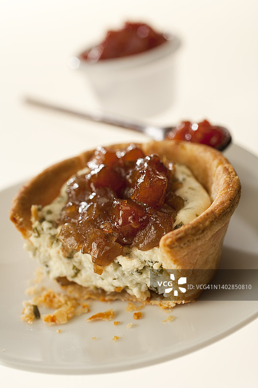 红洋葱酸辣酱山羊奶酪馅饼特写图片素材