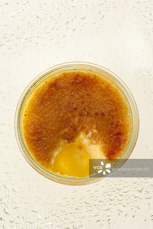 焦糖布丁特写，顶部糖层已破图片素材