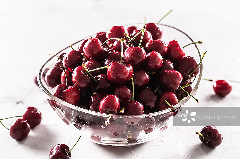 玻璃碗中水洗新鲜樱桃图片素材