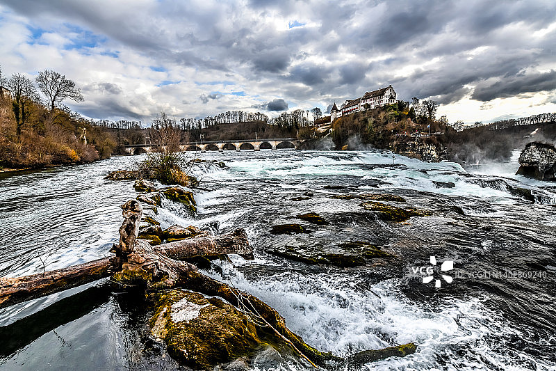 瑞士沙夫豪森的泡沫水和莱茵瀑布图片素材