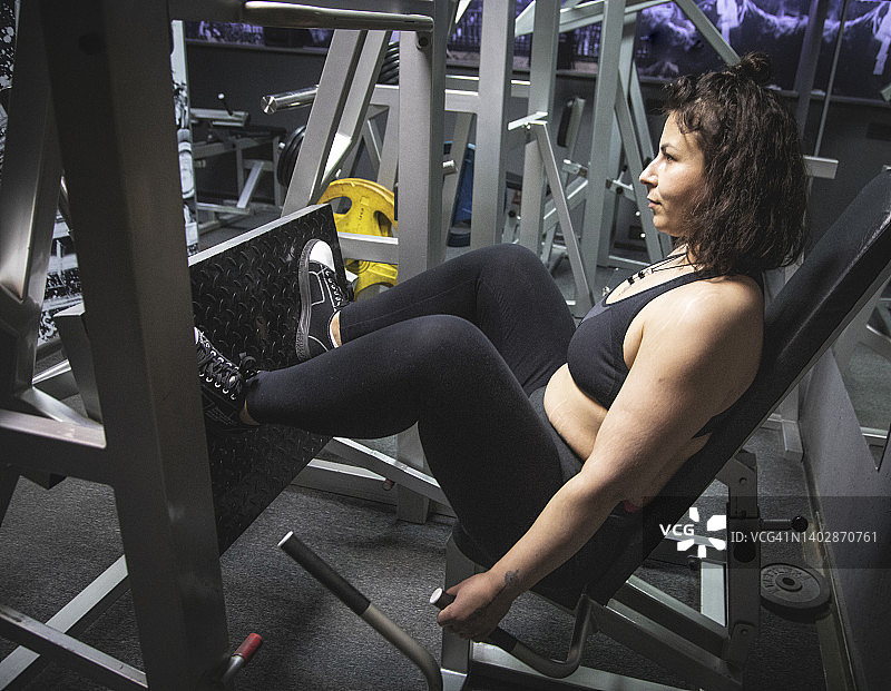 印度女人做腿部伸展运动图片素材