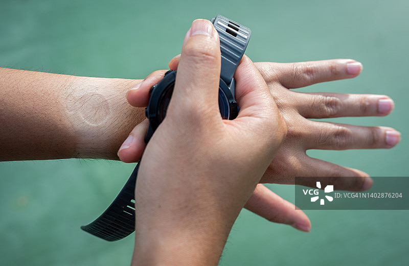 戴运动手表后男子手上的晒痕图片素材