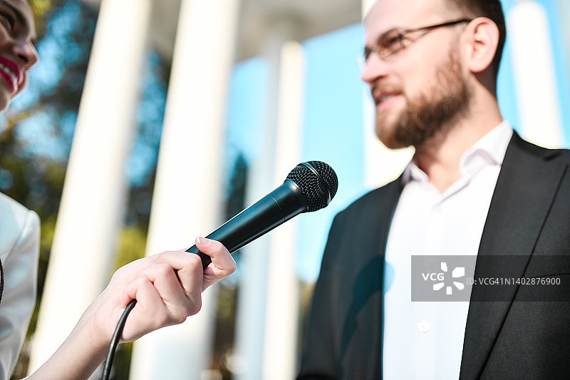 女记者采访留着胡子的男政治家图片素材