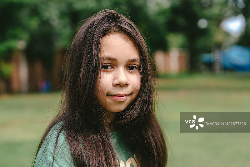 若有所思的小女孩看着镜头图片素材