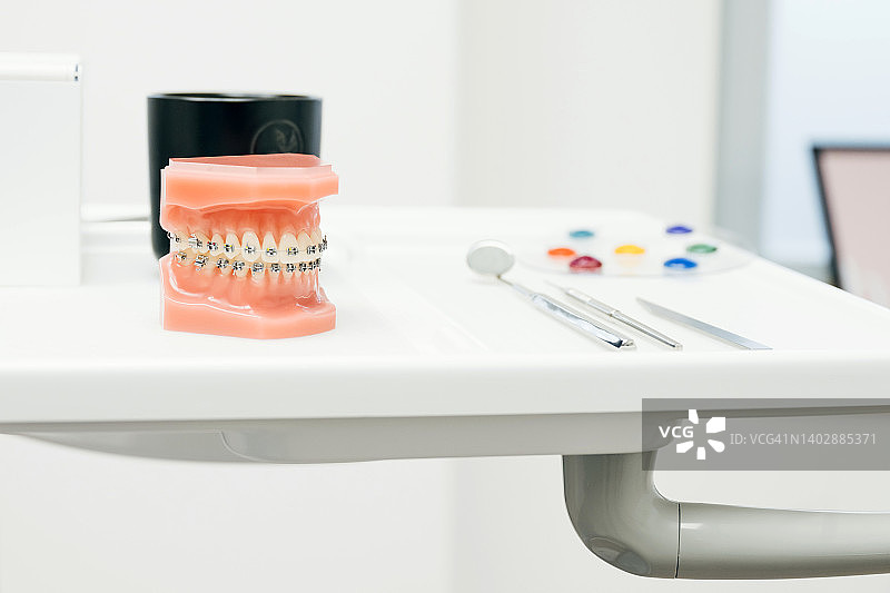 带牙套的牙齿牙科模型图片素材