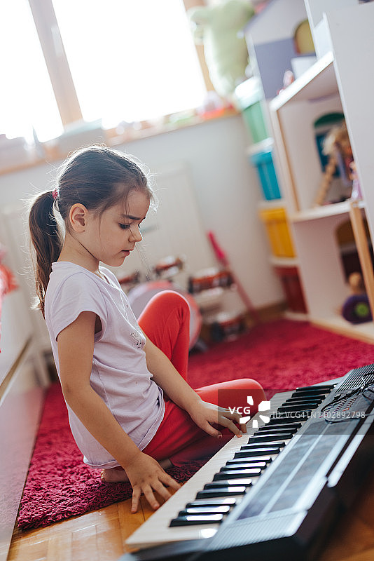 小女孩快乐学习乐器图片素材
