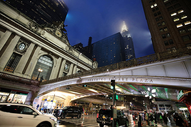 纽约曼哈顿中央车站外第42街潘兴广场雨夜雾景图片素材