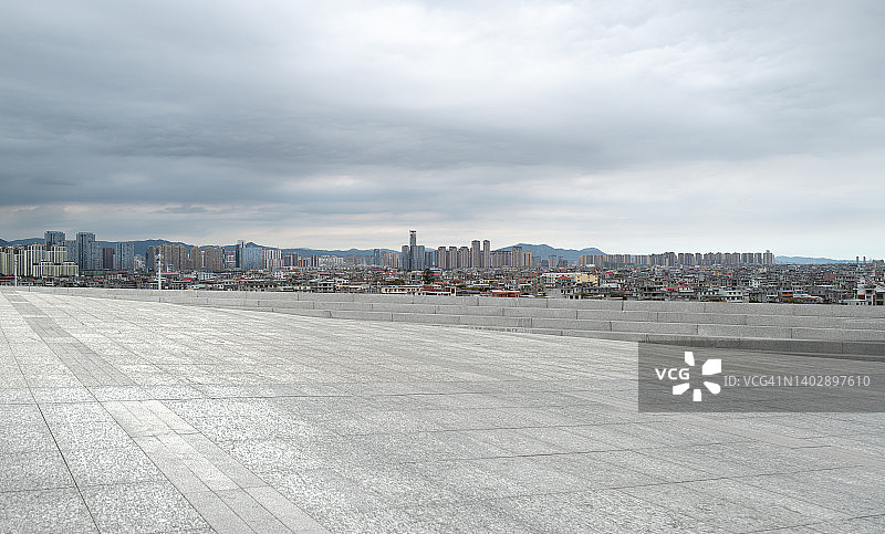 城市天际线和开放空间图片素材