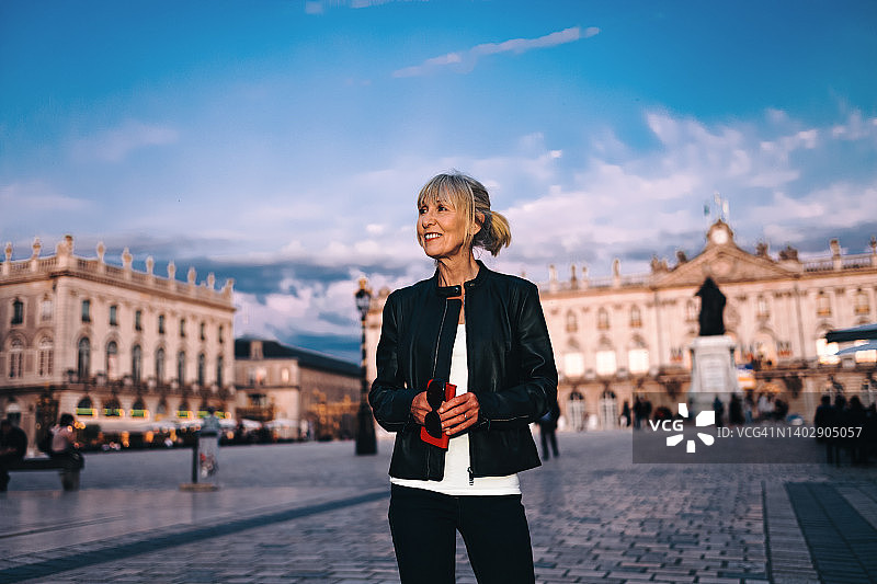 日落时分参观法国南锡的斯坦尼斯拉斯广场图片素材