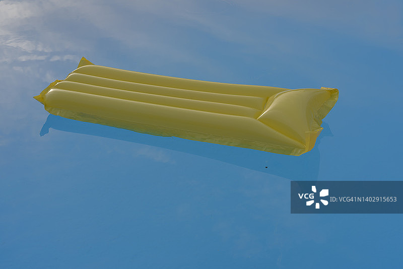 空游泳池中的黄色空气床垫图片素材