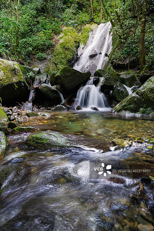 婆罗洲绿色森林中的瀑布图片素材