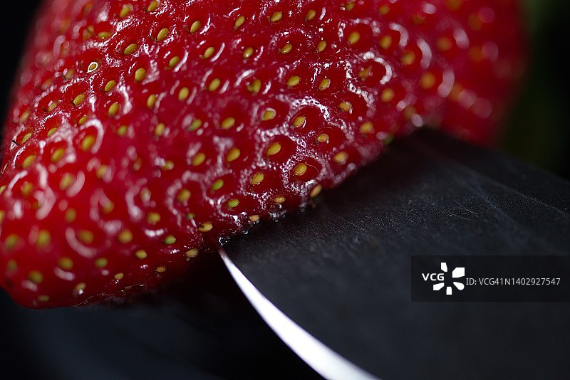 草莓上的刀图片素材