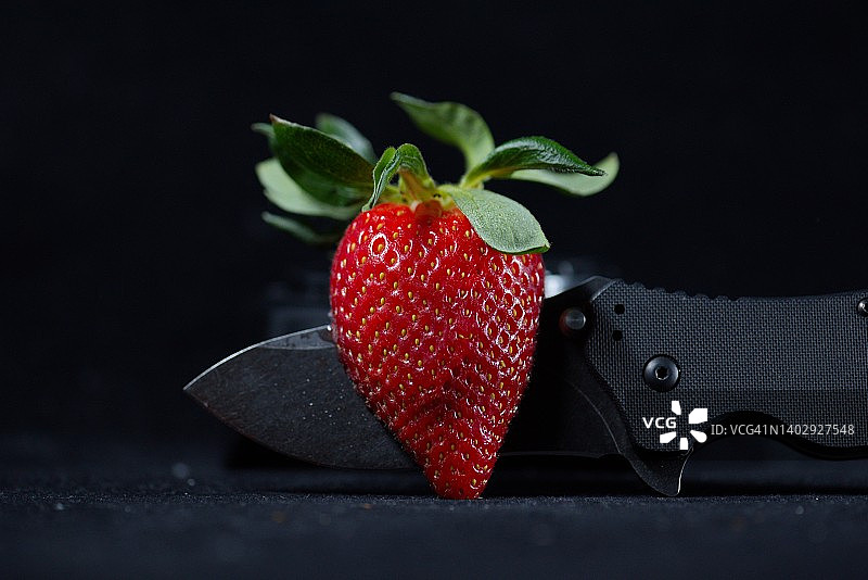 草莓上的刀图片素材
