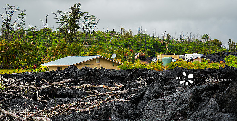 奇迹般地躲过自然灾害的夏威夷房屋图片素材