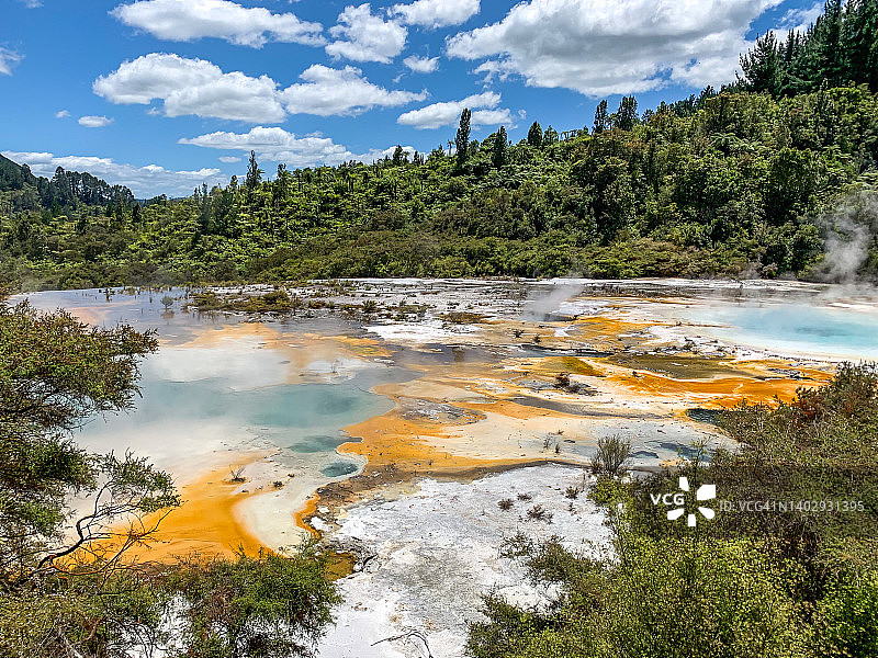 奥拉基科拉考地热公园和隐藏山谷中的洞穴，陶波，新西兰图片素材