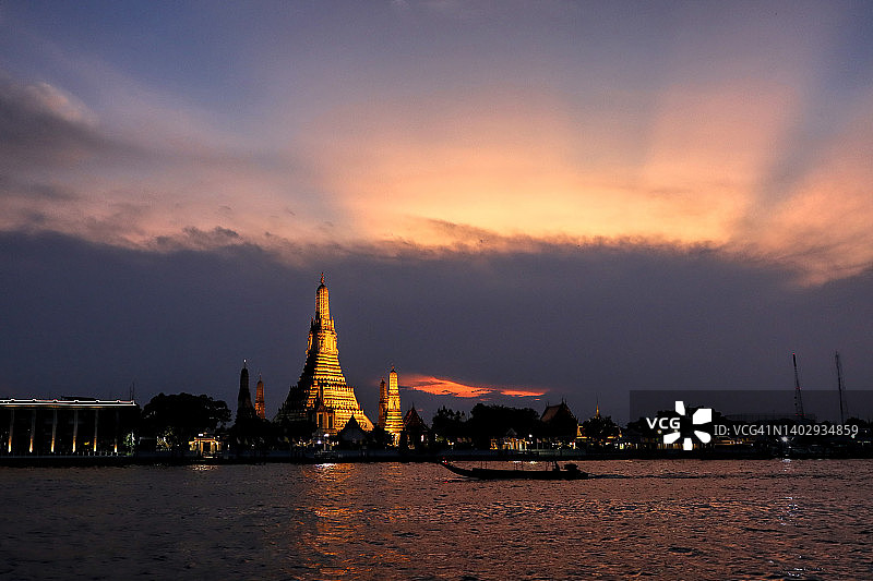 泰国曼谷郑王庙湄南河日落图片素材