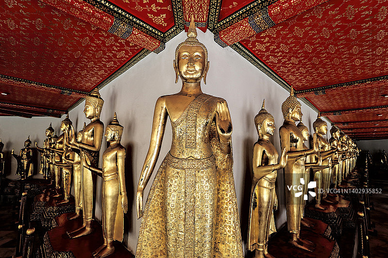 泰国曼谷寺庙中的金色佛像画廊图片素材