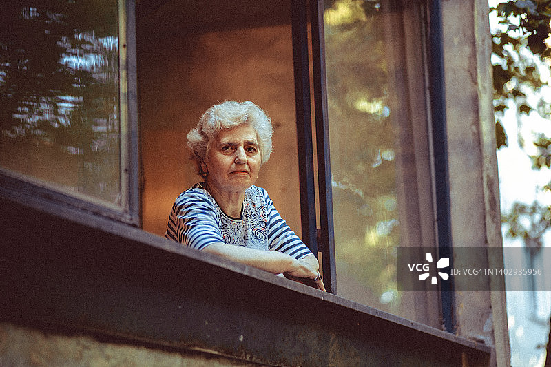 独自消磨时光的老妇人图片素材