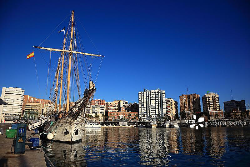西班牙安达卢西亚马拉加港口码头的帆船，惊喜棕榈树林，Muelleuno海港长廊图片素材