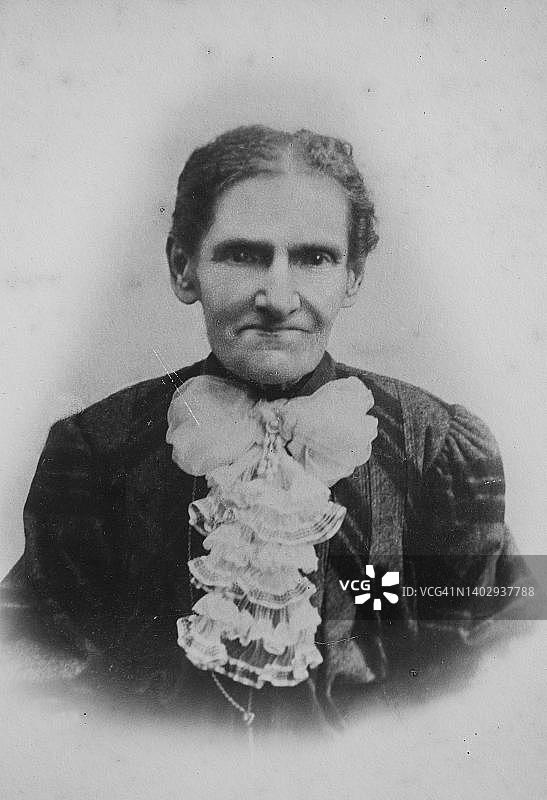 穿着褶皱连衣裙的年长女性，1890年，德国，名片，历史照片，19世纪原始数字修复复制品图片素材