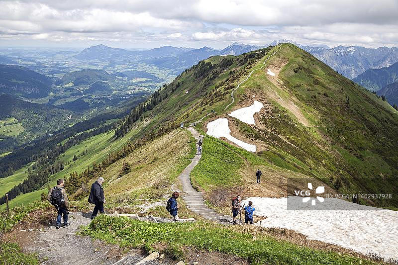 菲尔霍恩峰和索勒科普夫之间的菲尔霍恩格拉特山脊徒步道，位于德国巴伐利亚阿尔高阿尔卑斯山脉图片素材
