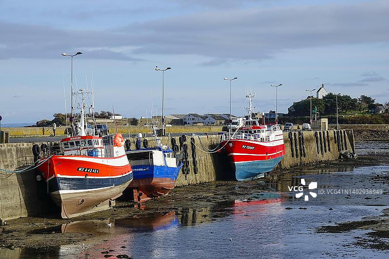 法国布列塔尼地区罗斯科夫港口退潮时的渔船和圣巴巴拉教堂图片素材