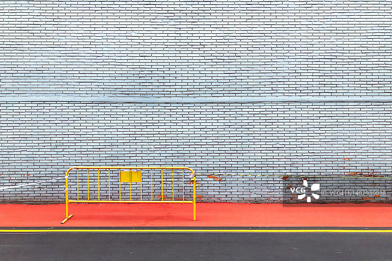 灰色砖墙上的街道防护栏图片素材