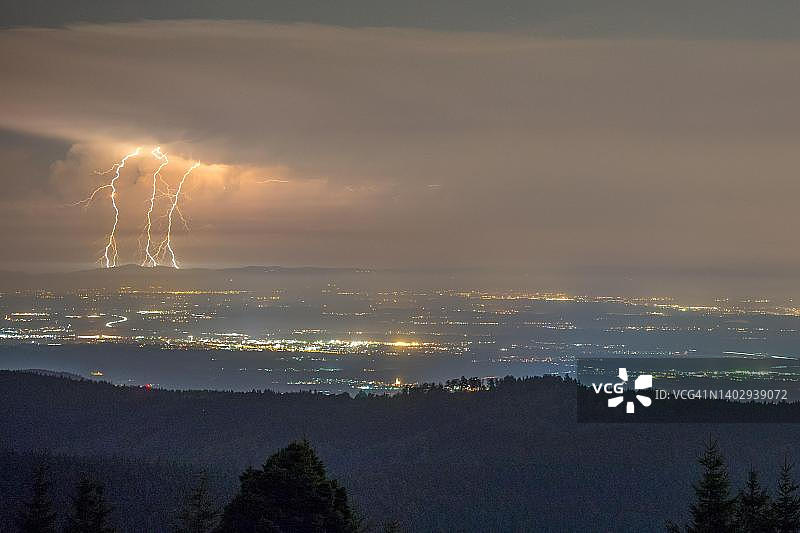 德国巴登-符腾堡州莱茵河谷的雷暴图片素材