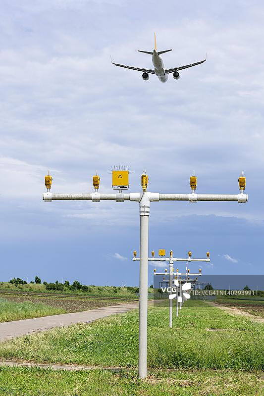 飞机起飞降落跑道照明，德国巴登-符腾堡州斯图加特-埃希特尔丁根机场图片素材