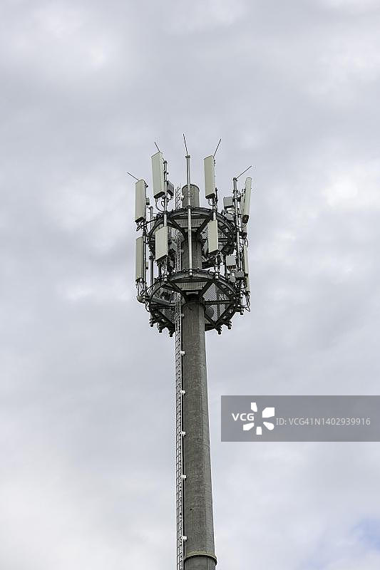 手机信号塔，乌云密布天空下的发射塔，德国图片素材