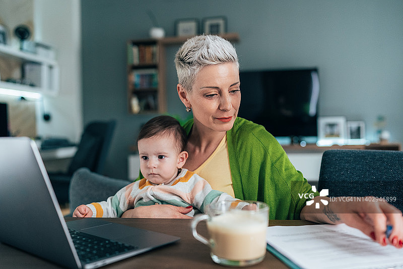 在家工作的母亲图片素材