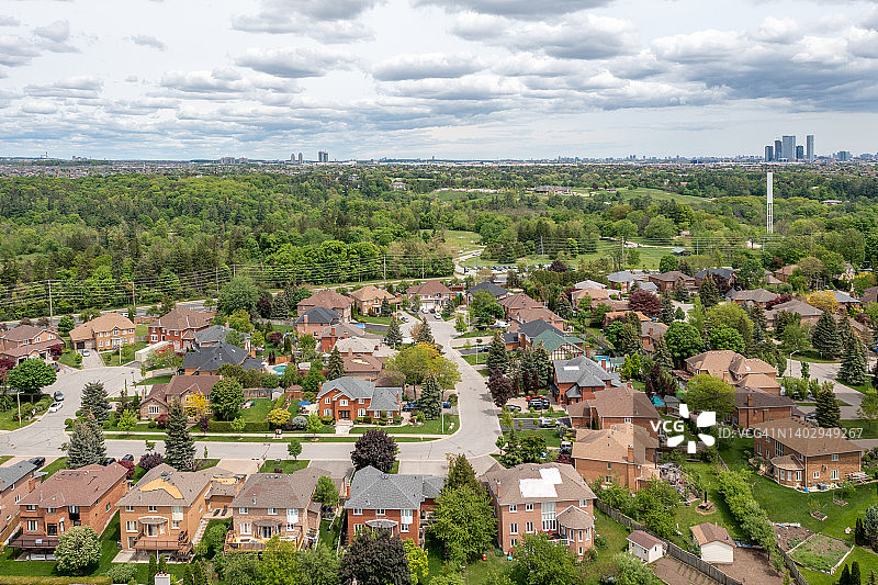 加拿大沃恩伍德布里奇和克莱因堡卢瑟福路和伊斯灵顿大道住宅区鸟瞰图片素材
