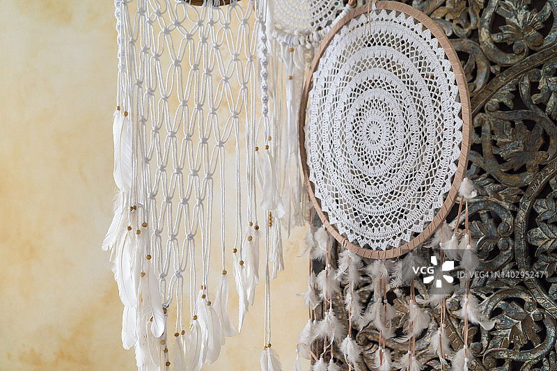 温暖风格的舒适内饰。手工流苏编织的捕梦网图片素材