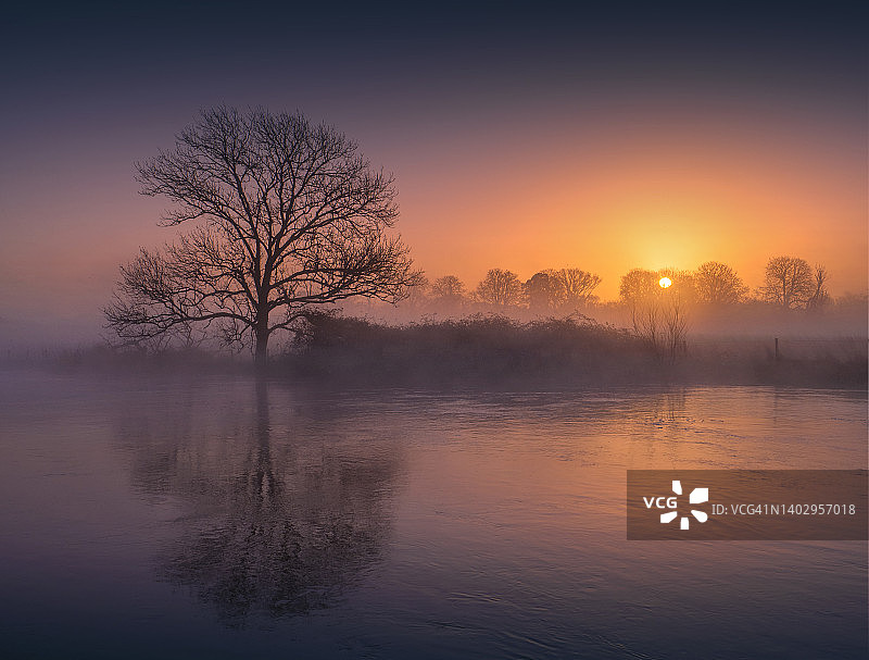 英国多塞特郡斯陶尔河畔的春日风光与洪水图片素材