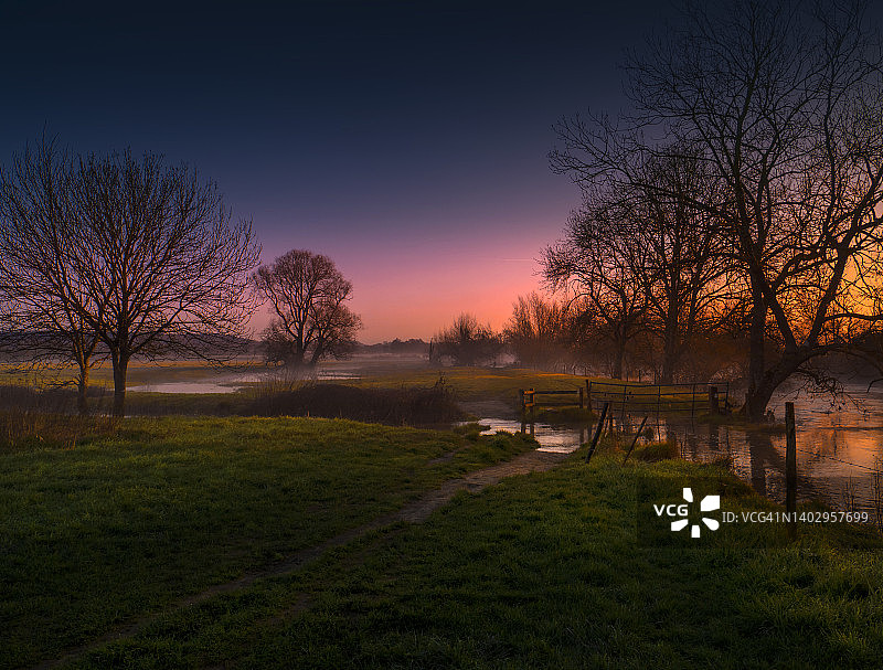 英国多塞特郡斯陶尔河畔的春日风光与洪水图片素材