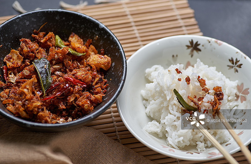 筷子和撒有香脆鸡皮辣椒酱炒饭图片素材