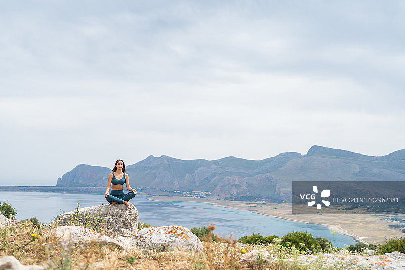 年轻女子在海边冥想图片素材