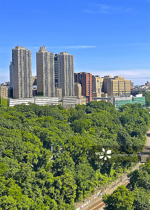 纽约河滨公园之上的高大医疗中心图片素材