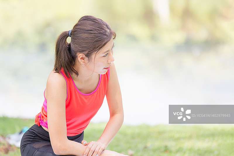 运动前伸展肌肉的健身女人，在公园伸展和准备跑步的年轻运动女人图片素材