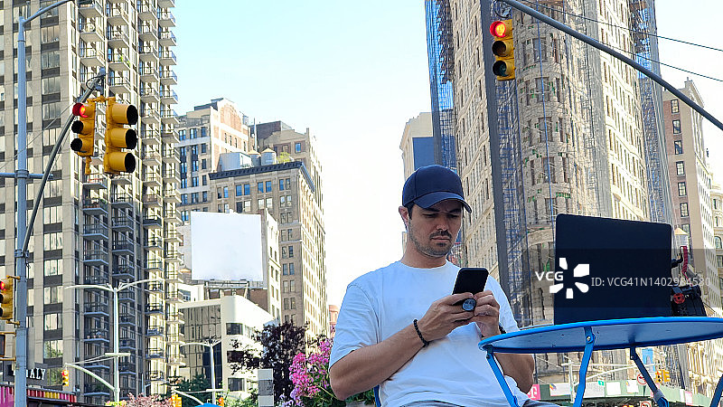 年轻人在城市远程办公图片素材