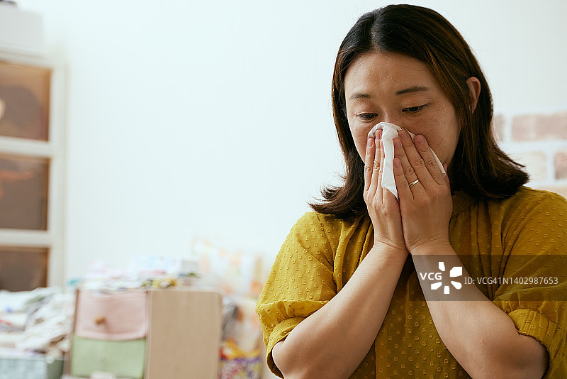 女人因身体不适喝药茶图片素材